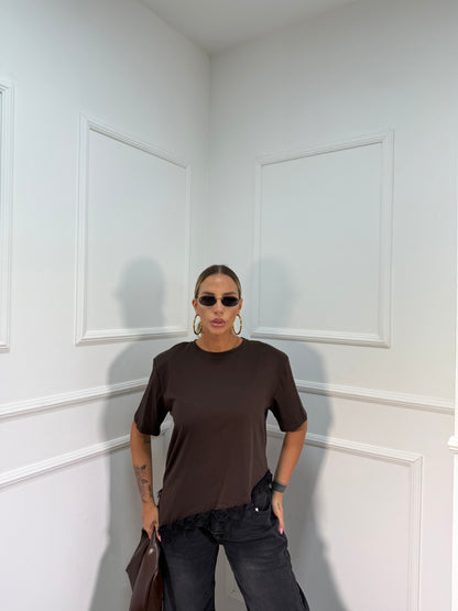 T-shirt asimmetrica con spalline in pizzo marrone m30378