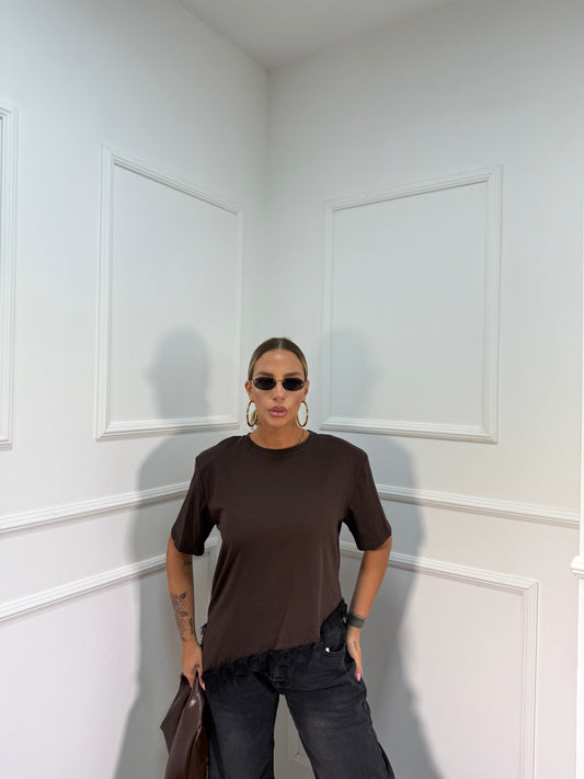 T-shirt asimmetrica con spalline in pizzo marrone m30378