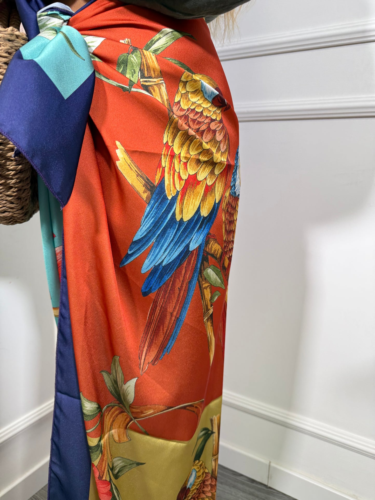 Gonna pareo in satin con pappagalli multicolour c805-54