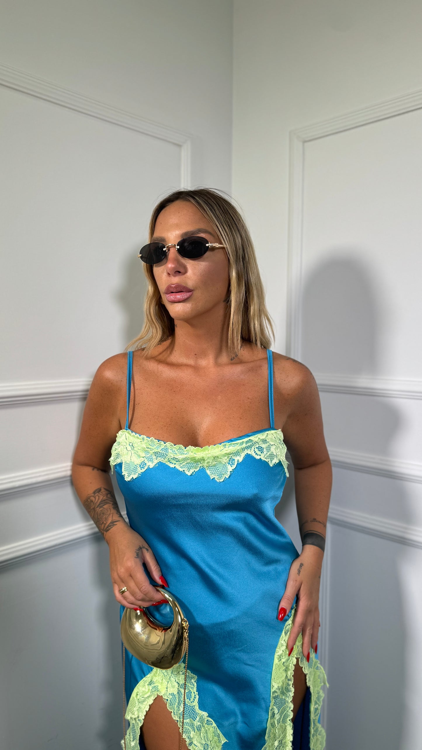 Abito lungo in satin con pizzo Conca turchese hp10238