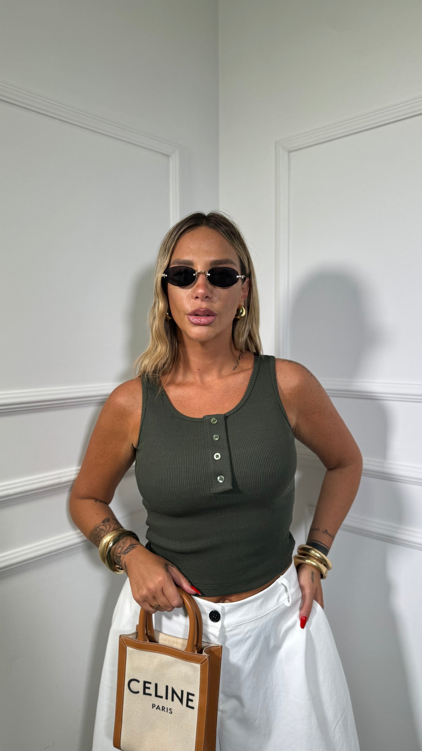 Canotta a costine con finti bottoni verde militare