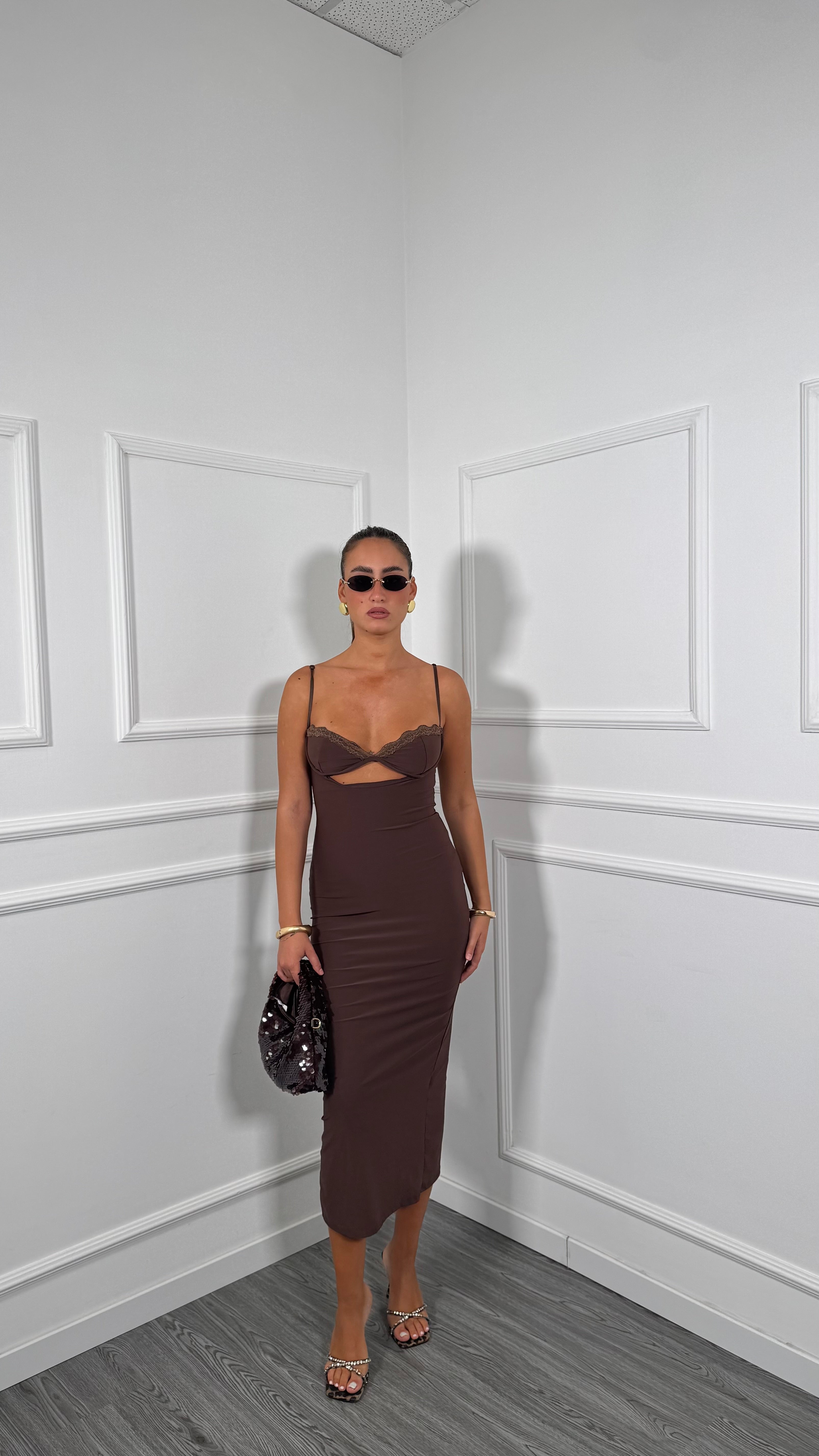 Abito midi in lycra cut out con dettaglio in pizzo Cecilia marrone 16811