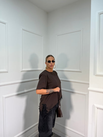 T-shirt asimmetrica con spalline in pizzo marrone m30378