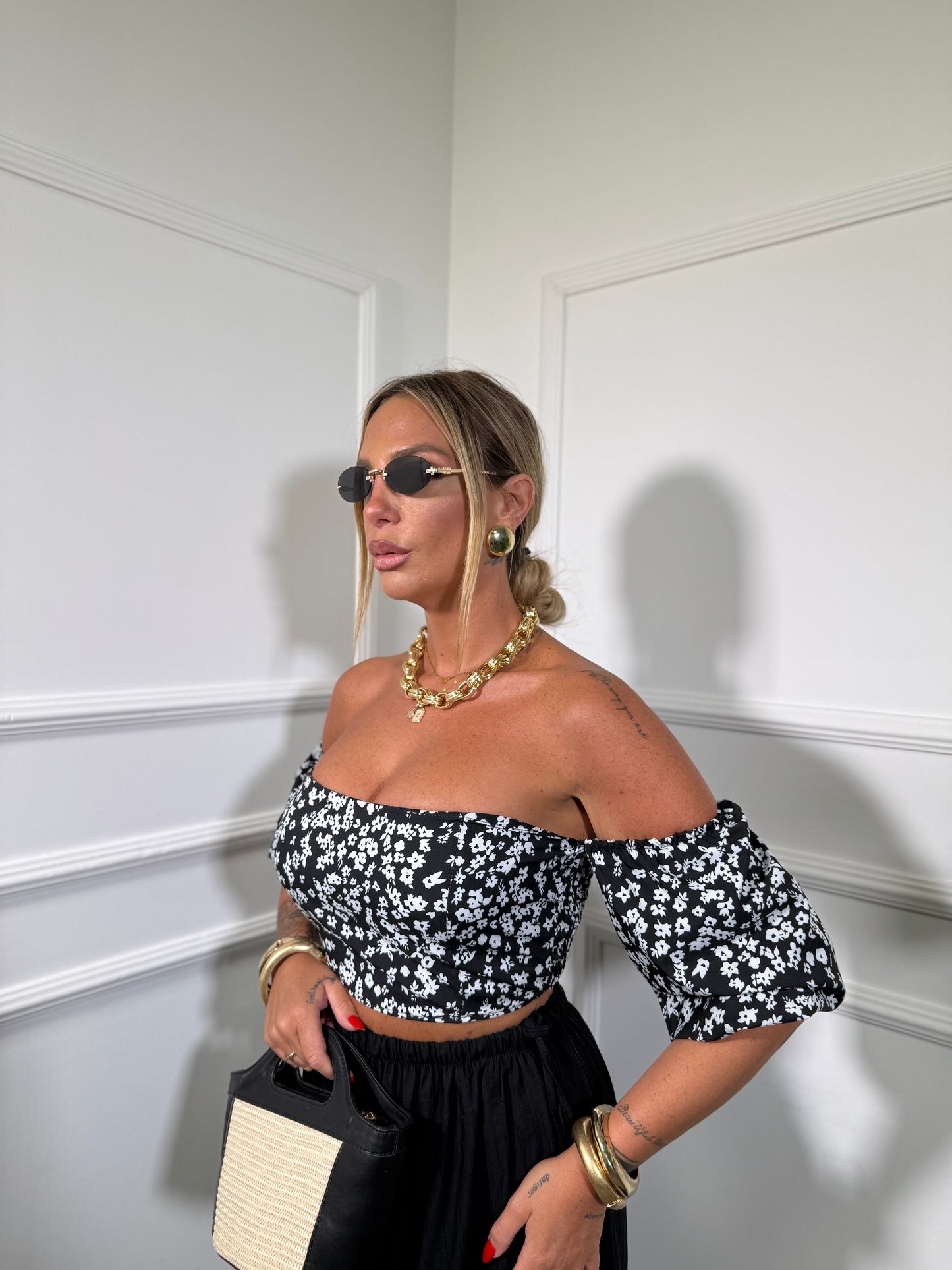 Top scollo a barca a fiori Amelí nero 30688