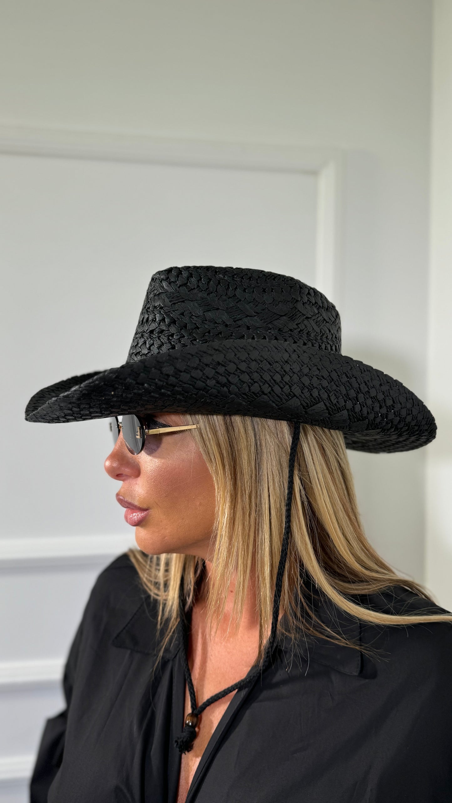 Cappello in rafia con ciondolo nero