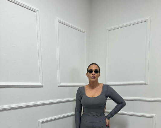 Body scollo sul retro grigio