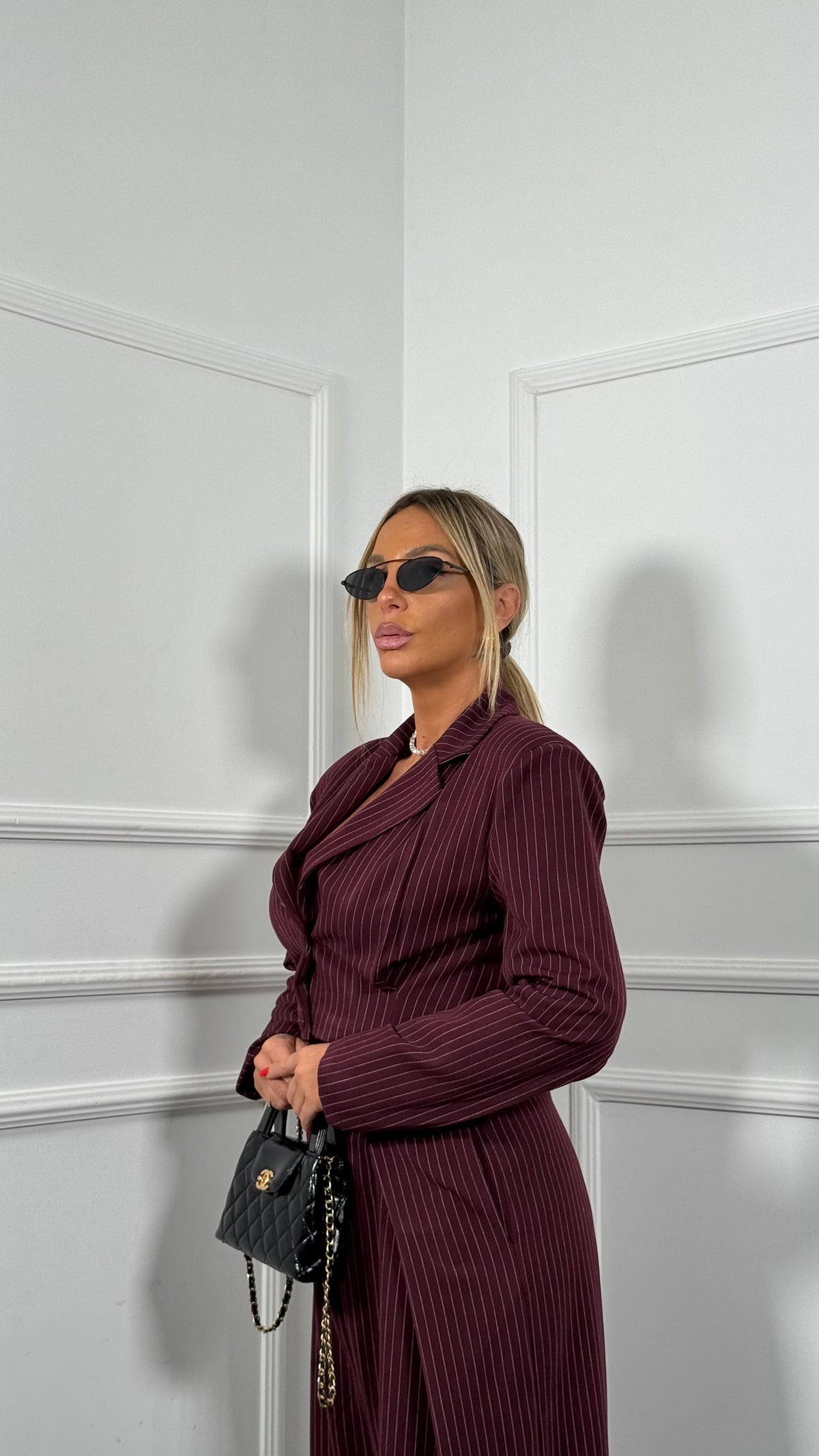 Tailleur gessato con giacca crop Kesha vinaccia 55105