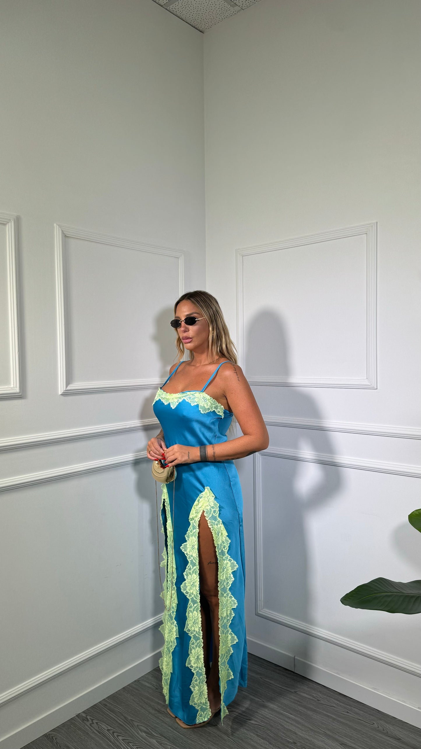 Abito lungo in satin con pizzo Conca turchese hp10238