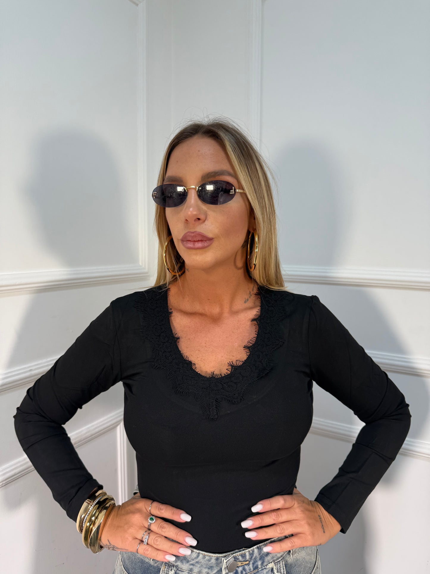 Shirt scollo a V in pizzo nera rt101