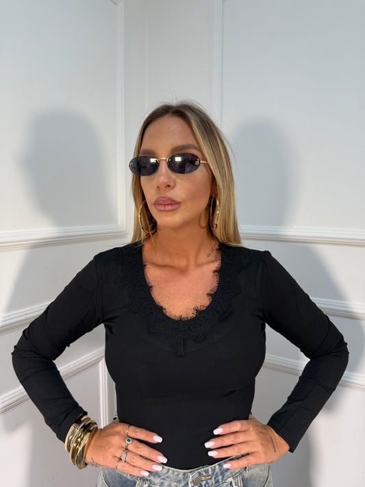 Shirt scollo a V in pizzo nera rt101