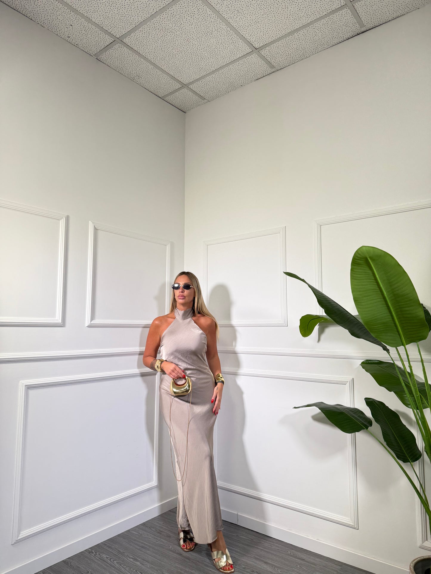 Abito midi in satin scollo sul retro Elysium taupe 27597