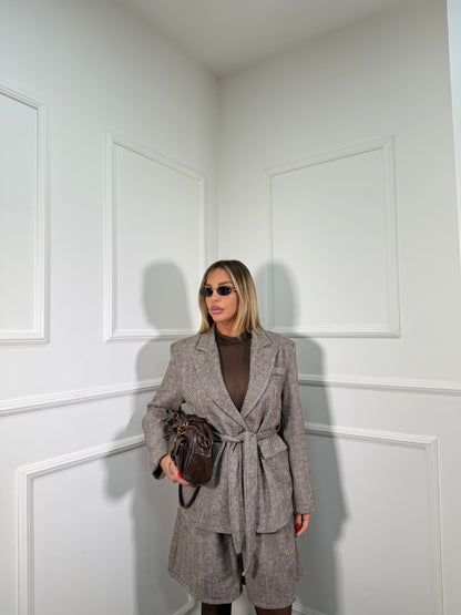 Tailleur spigato con bermuda Nicole taupe 25159