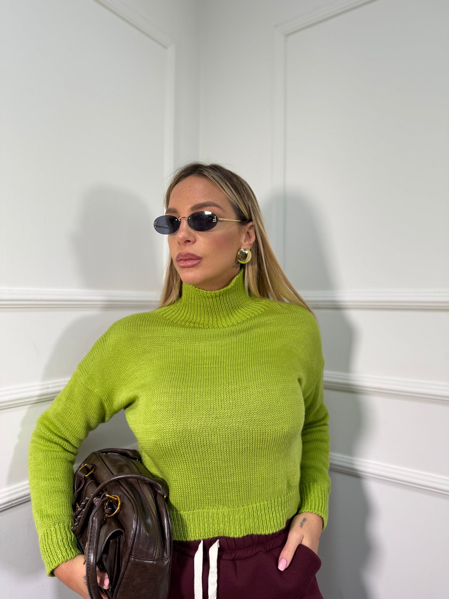 Pullover crop collo alto in maglia verde acido 022469