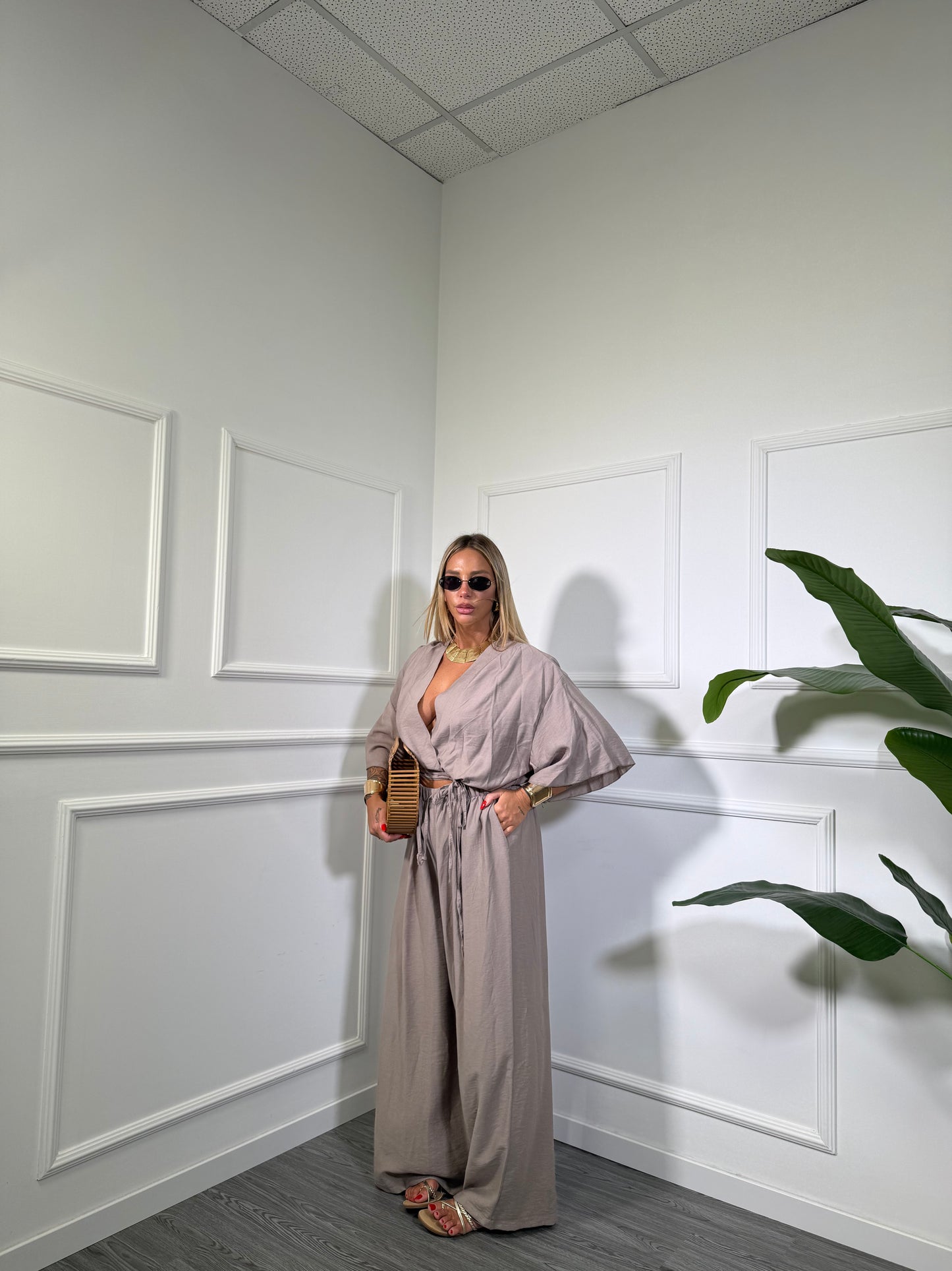 Coordinato con blusa a portafoglio (Curvy) Zamira taupe 335