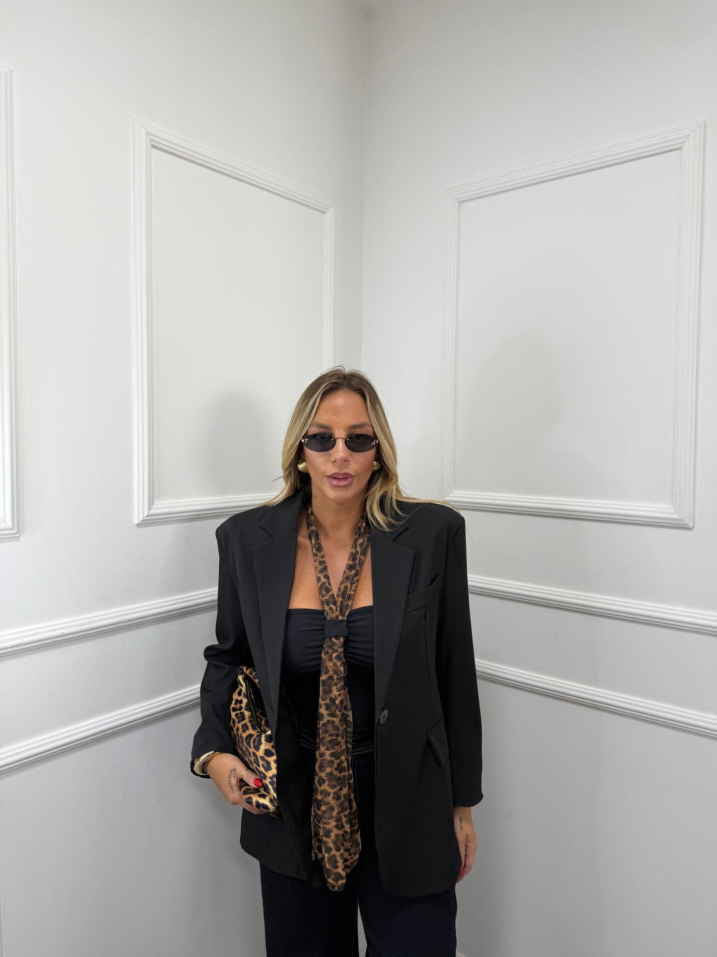 Blazer oversize con spacchetti laterali e spalline imbottite nero 87267