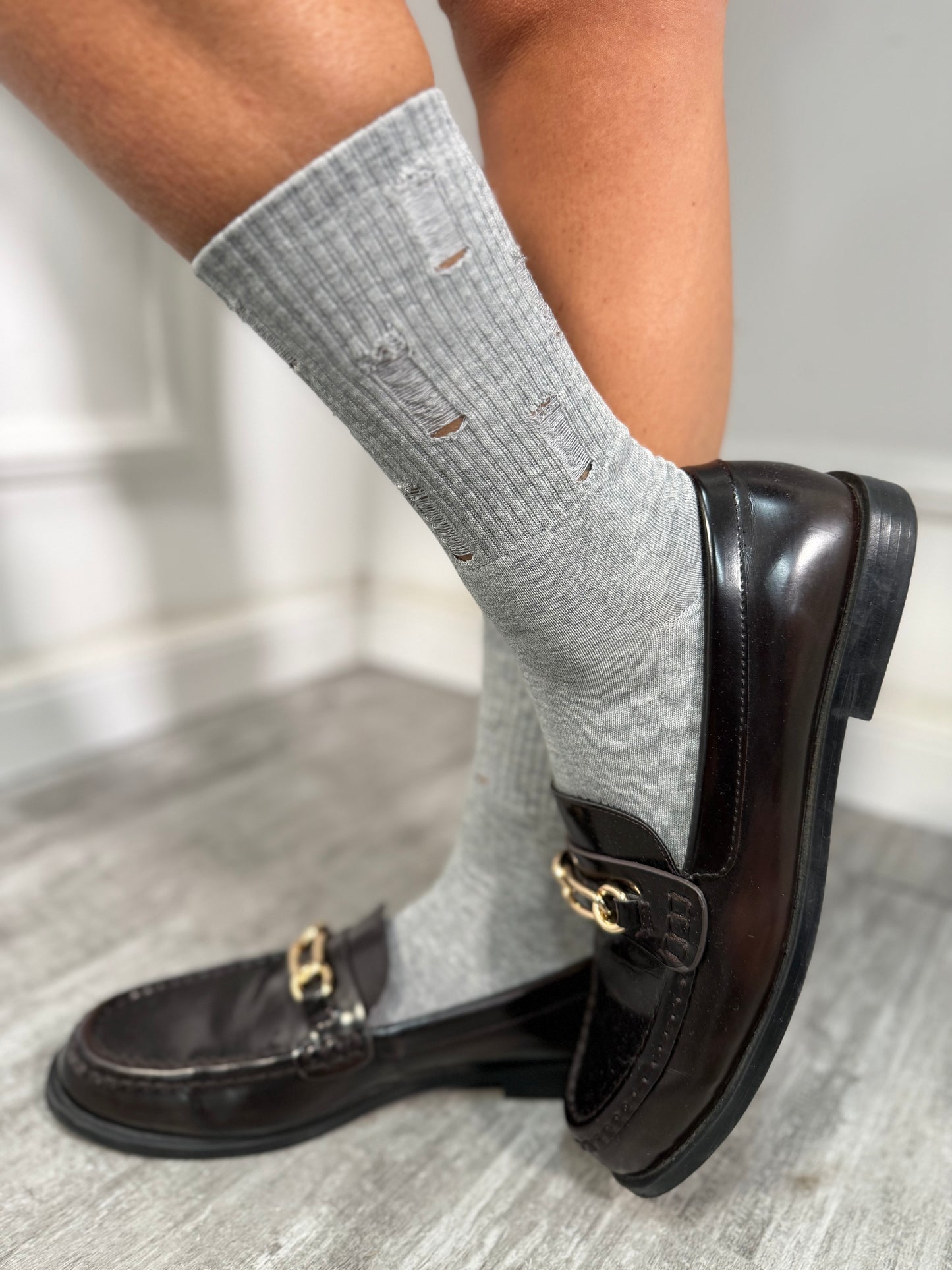 Calzini a costine con strappi grigi