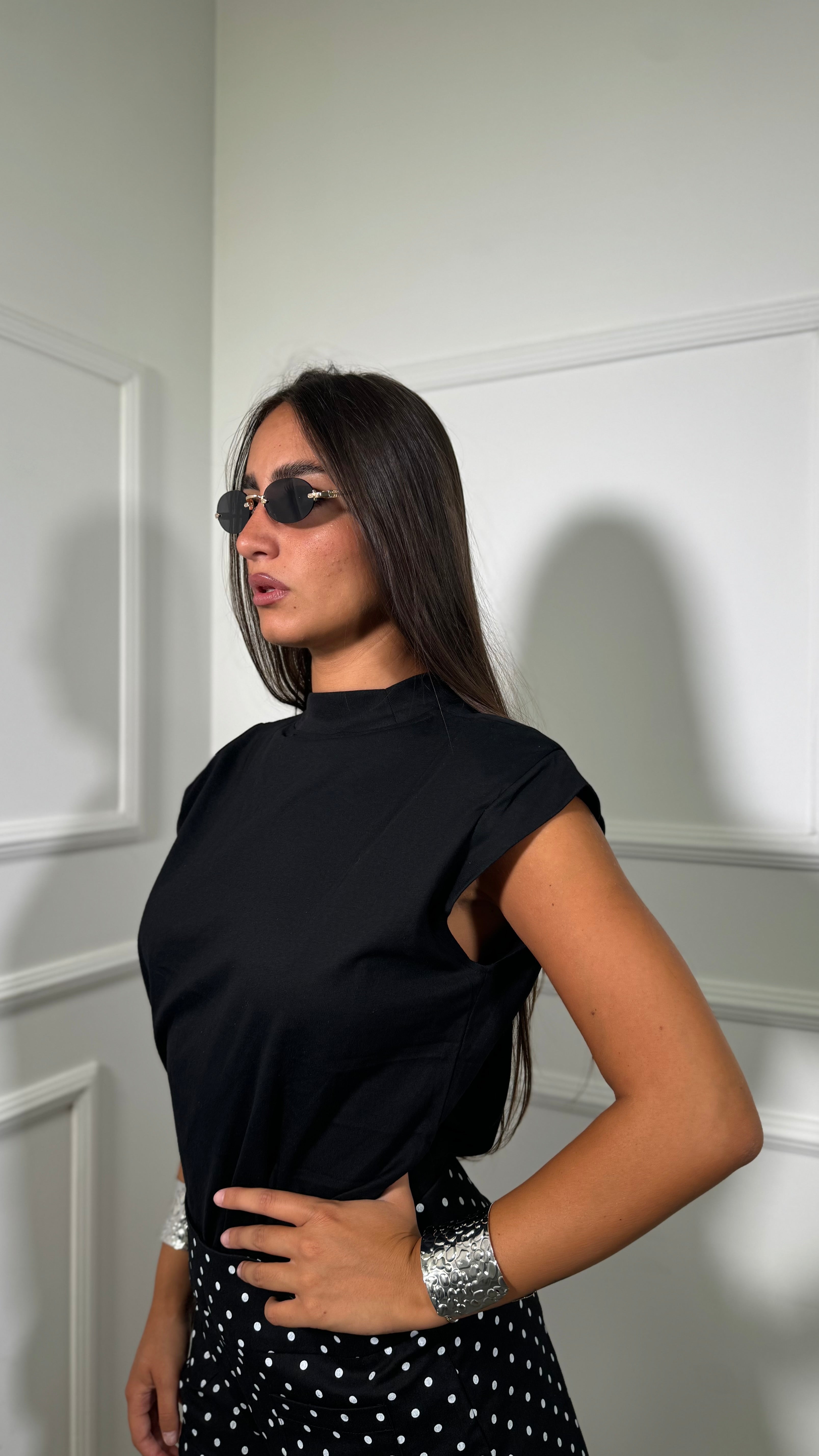T-shirt giro manica con spalline nera