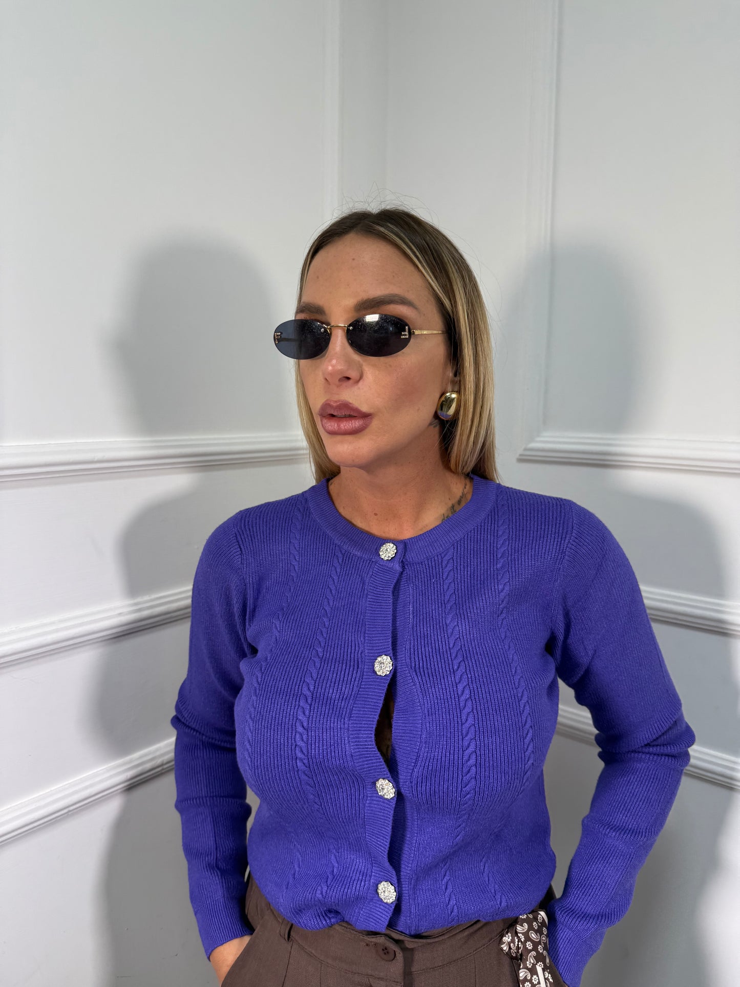 Cardigan con bottoni gioiello viola y2361