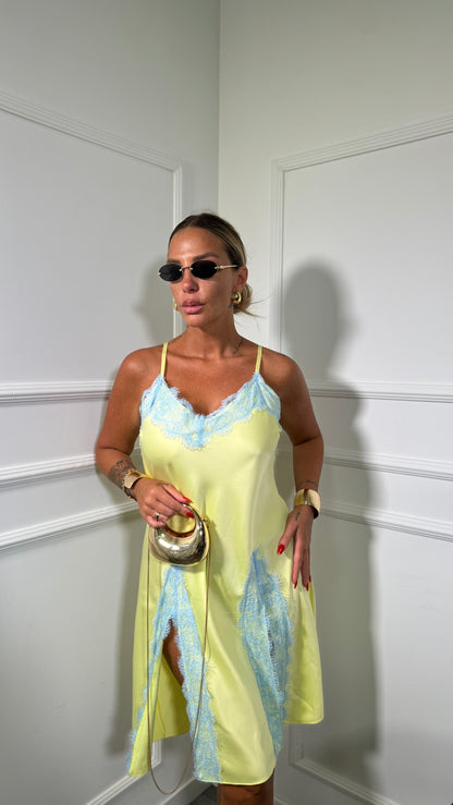 Abito corto in satin con pizzo giallo (Curvy) 1587