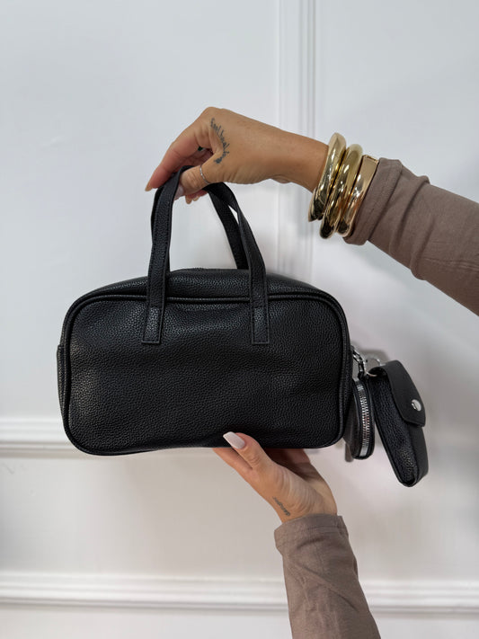 Borsa ecopelle martellata con charm nera