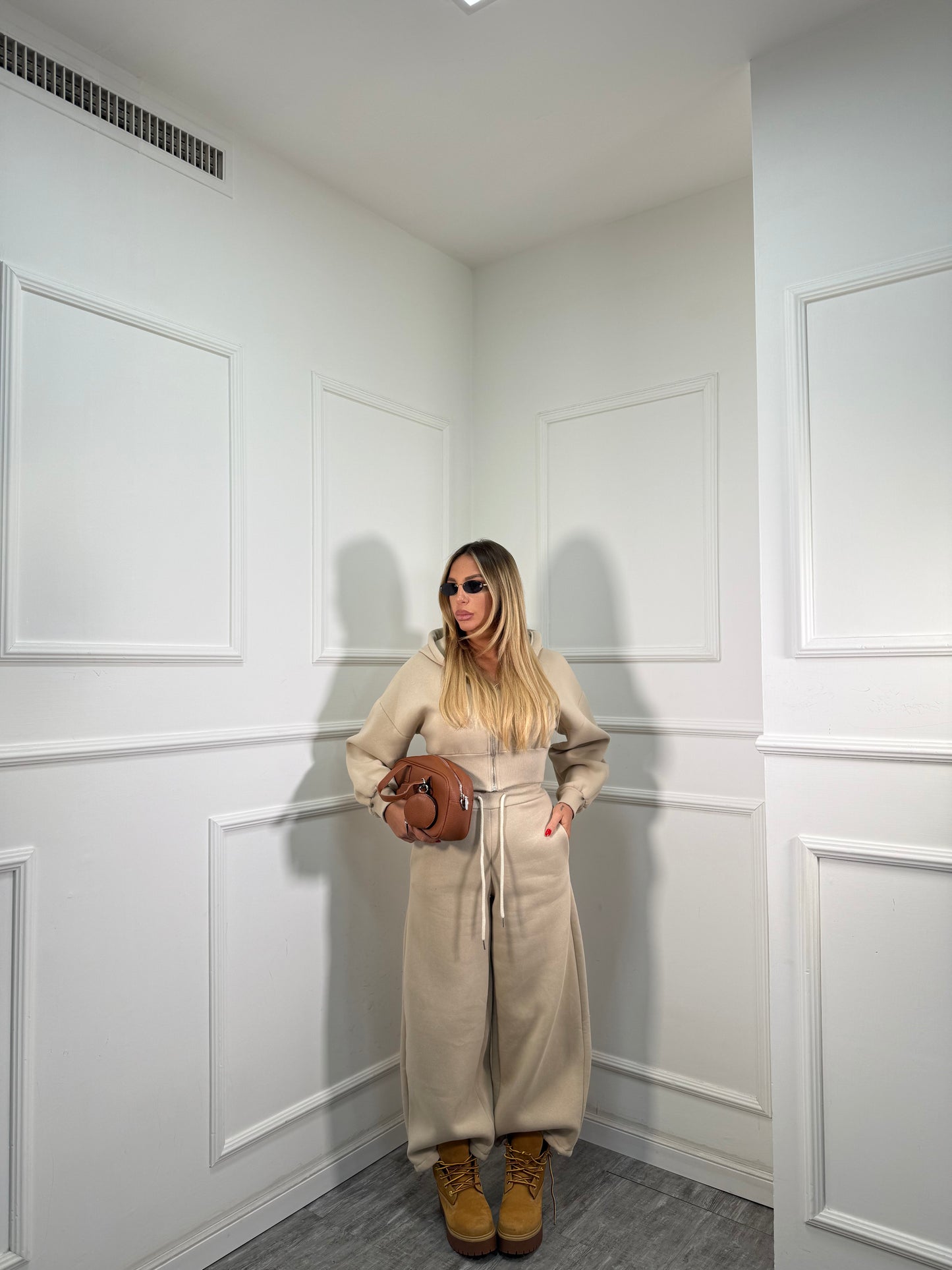 Coordinato in tuta con felpa crop Jeremy beige 97065