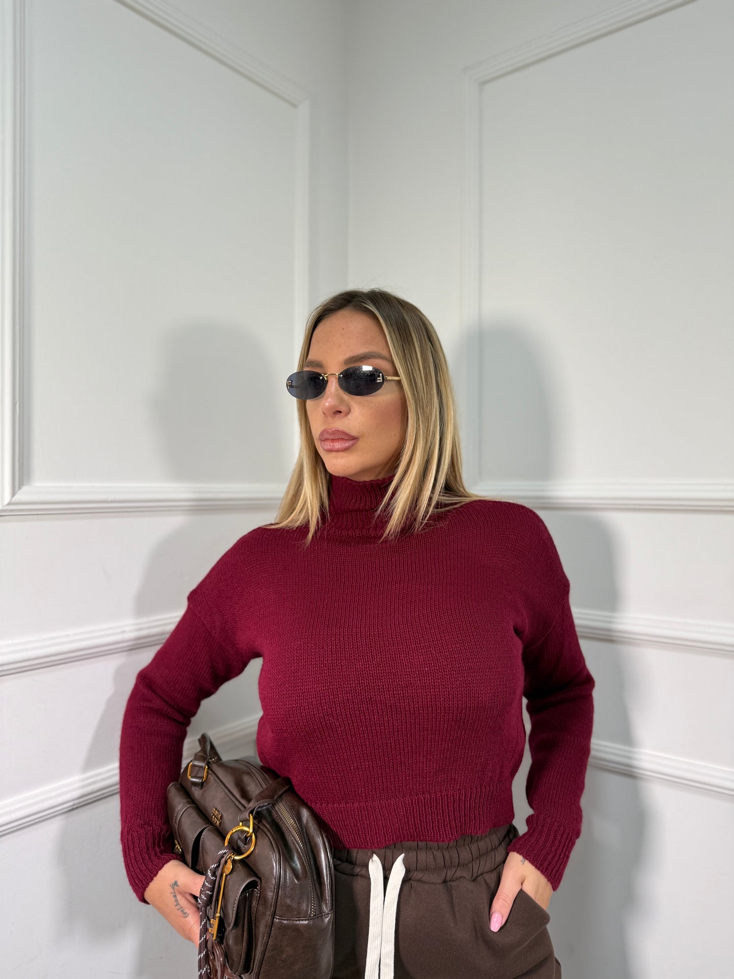 Pullover crop collo alto in maglia bordeaux 022469