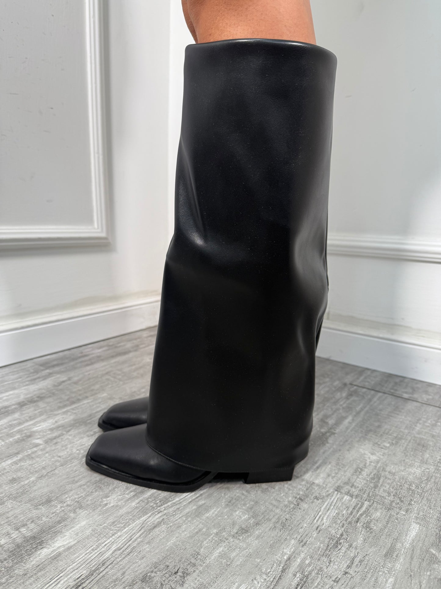 Stivali ecopelle con punta quadrata LA011