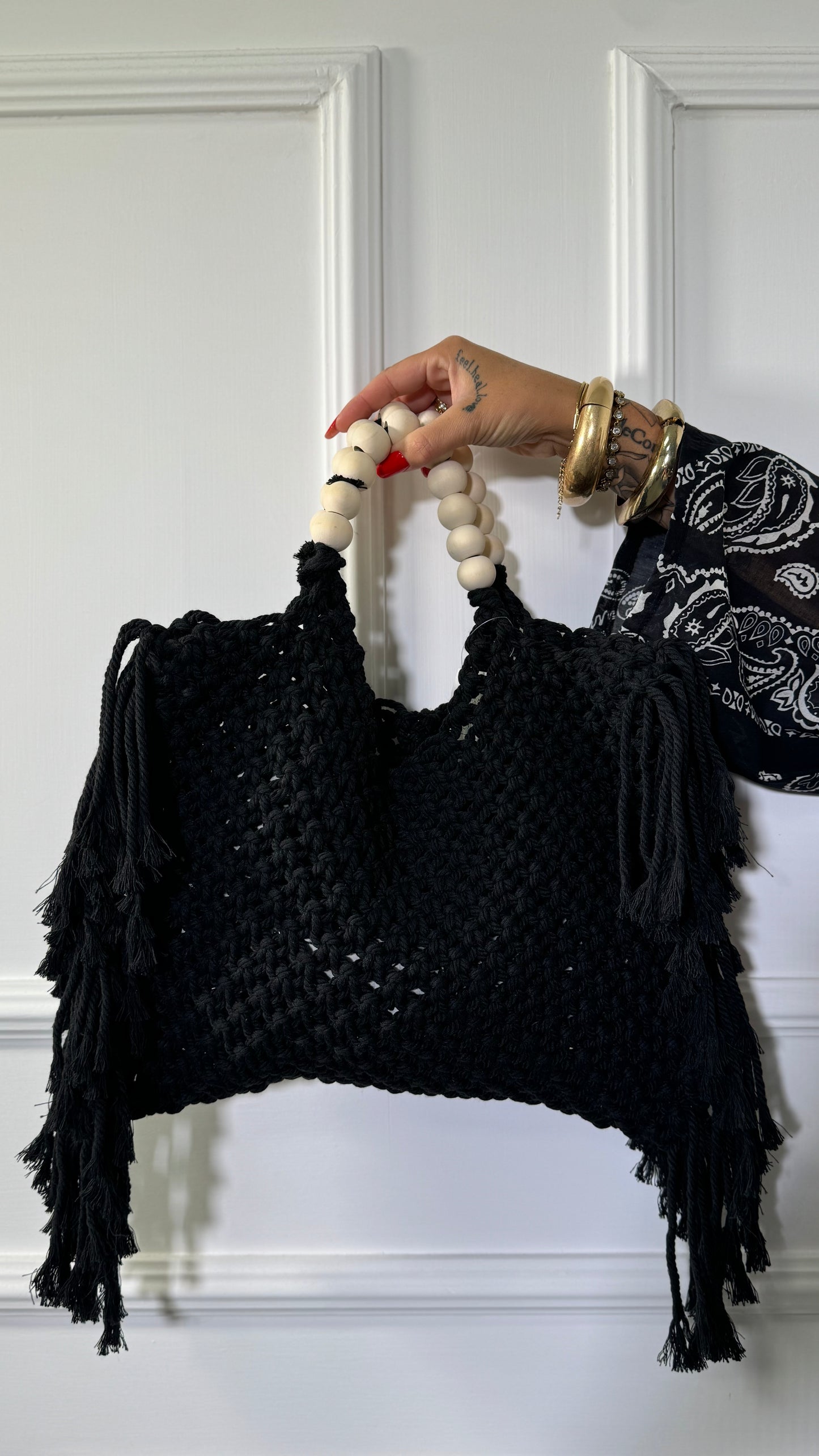 Borsa in crochet con manico in legno e frange nera