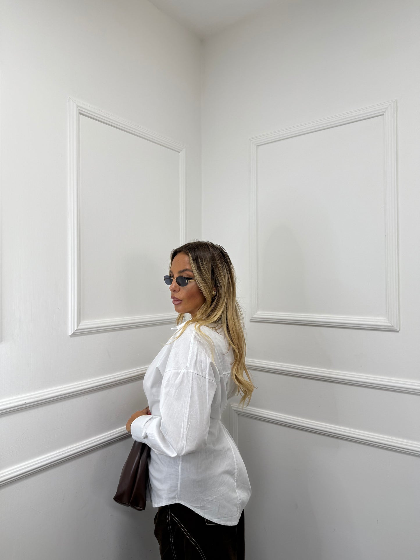 Camicia avvitata con bottoncino sul retro Friday bianca