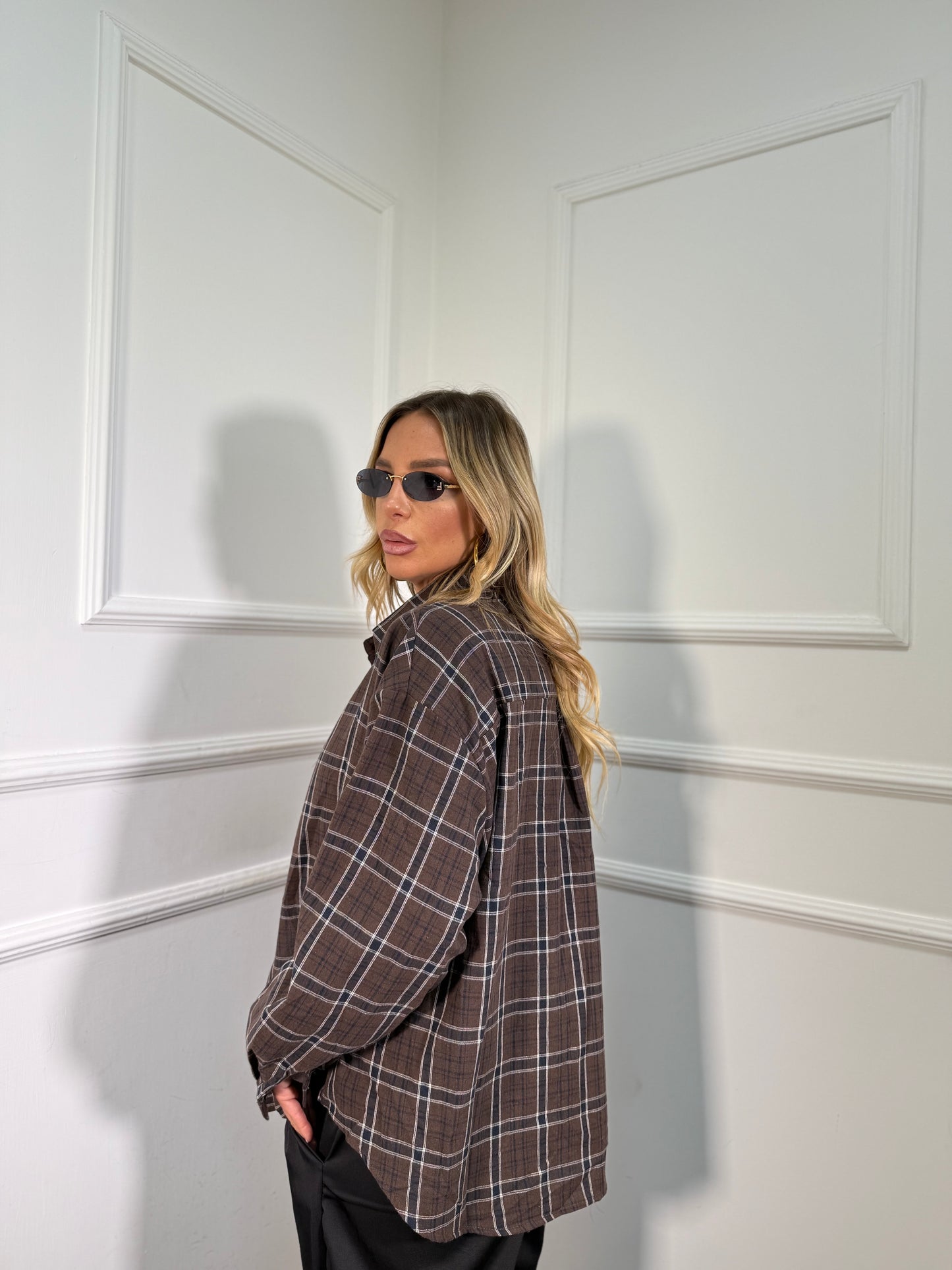 Camicia oversize con spalline Vibes marrone mf2719