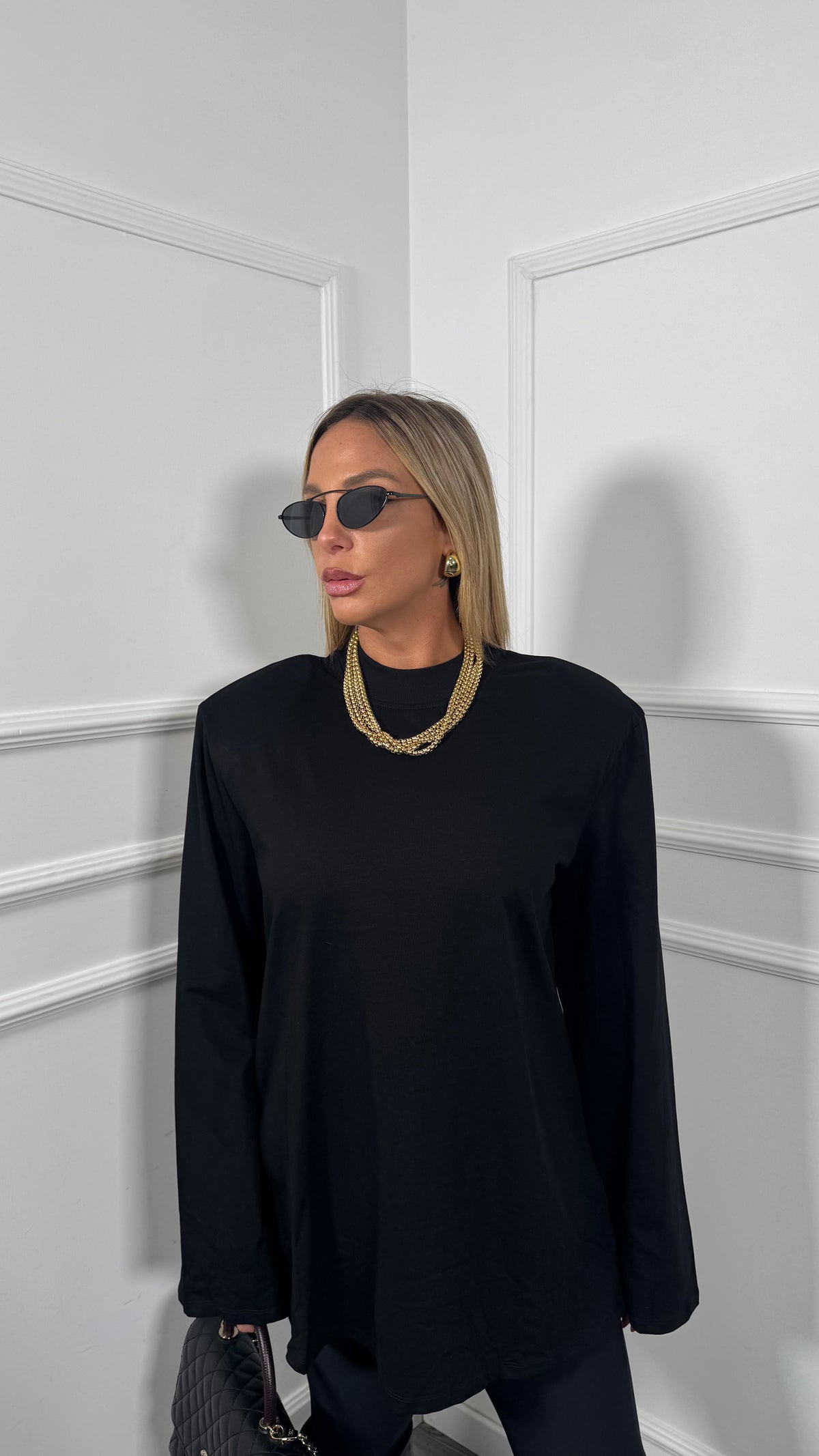 Maxi shirt oversize con spalline nera l2611
