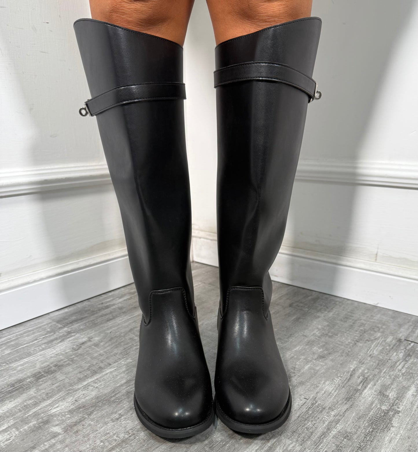 Stivali in ecopelle gambale alto con fibbia nero LA026