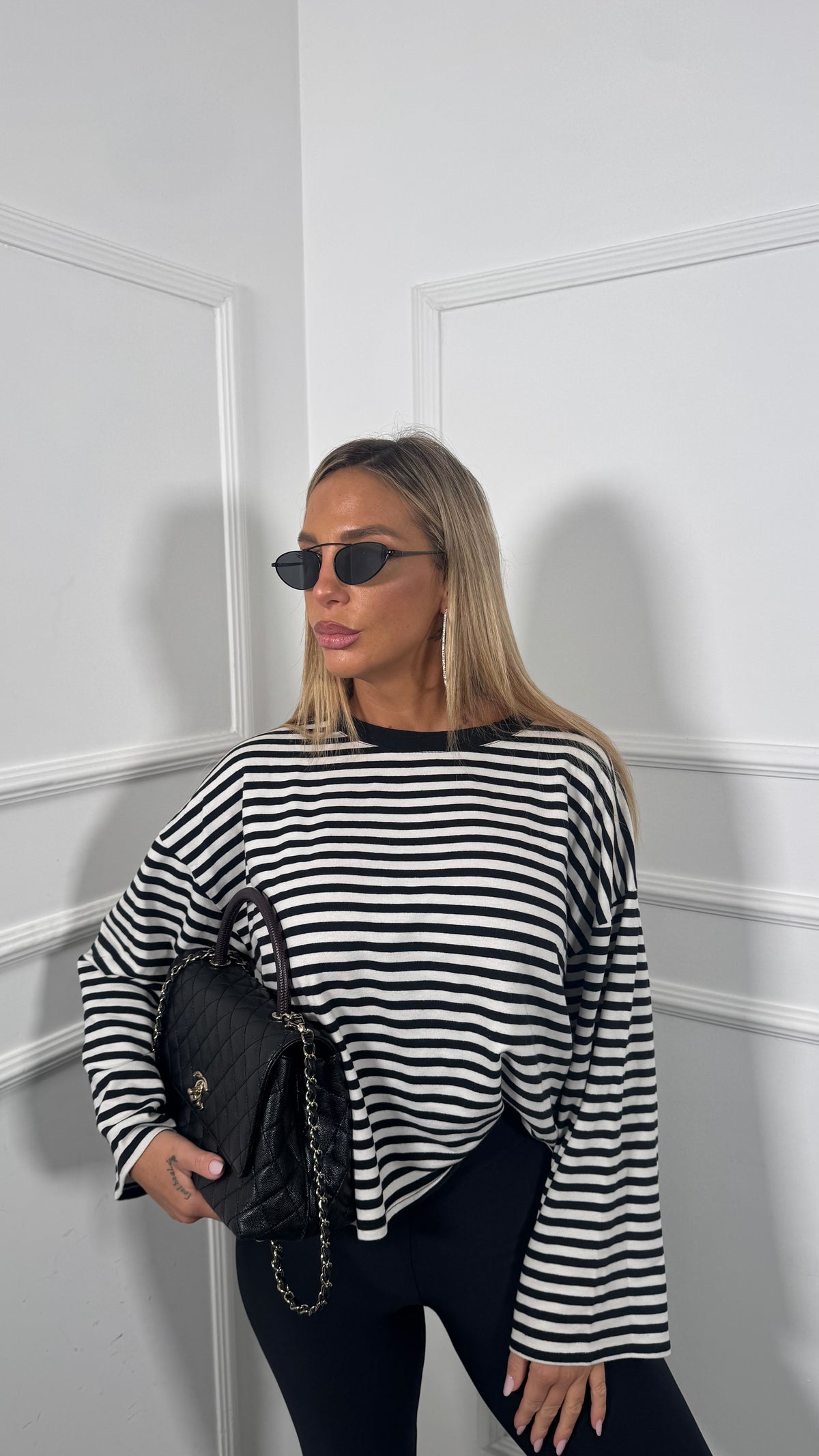 Shirt oversize a righe manica svasata Desy nera/bianca 37990