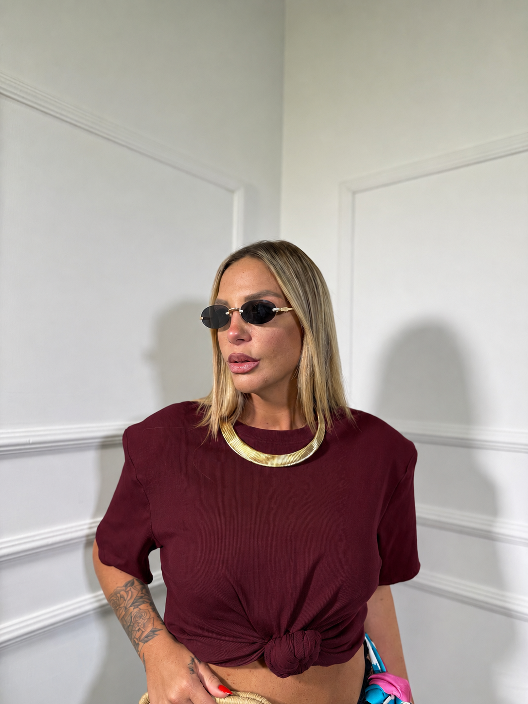 T-shirt crop con nodo e spalline bordeaux h25004
