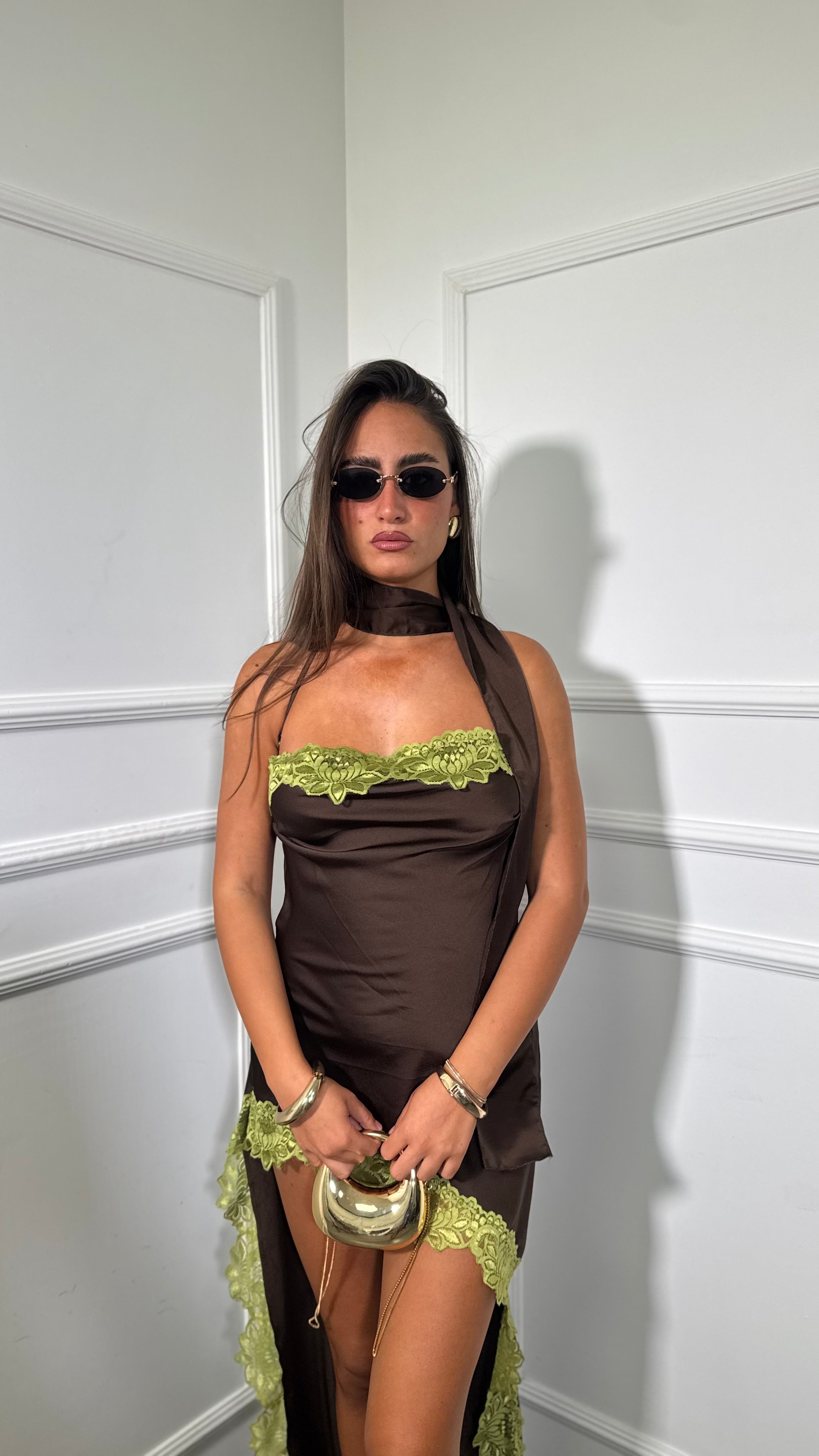 Abito lungo in satin asimmetrico con pizzo Soraya cioccolato 60612