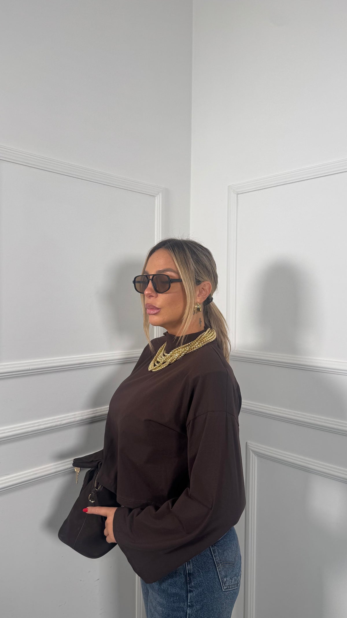 Shirt crop con spalline marrone 092