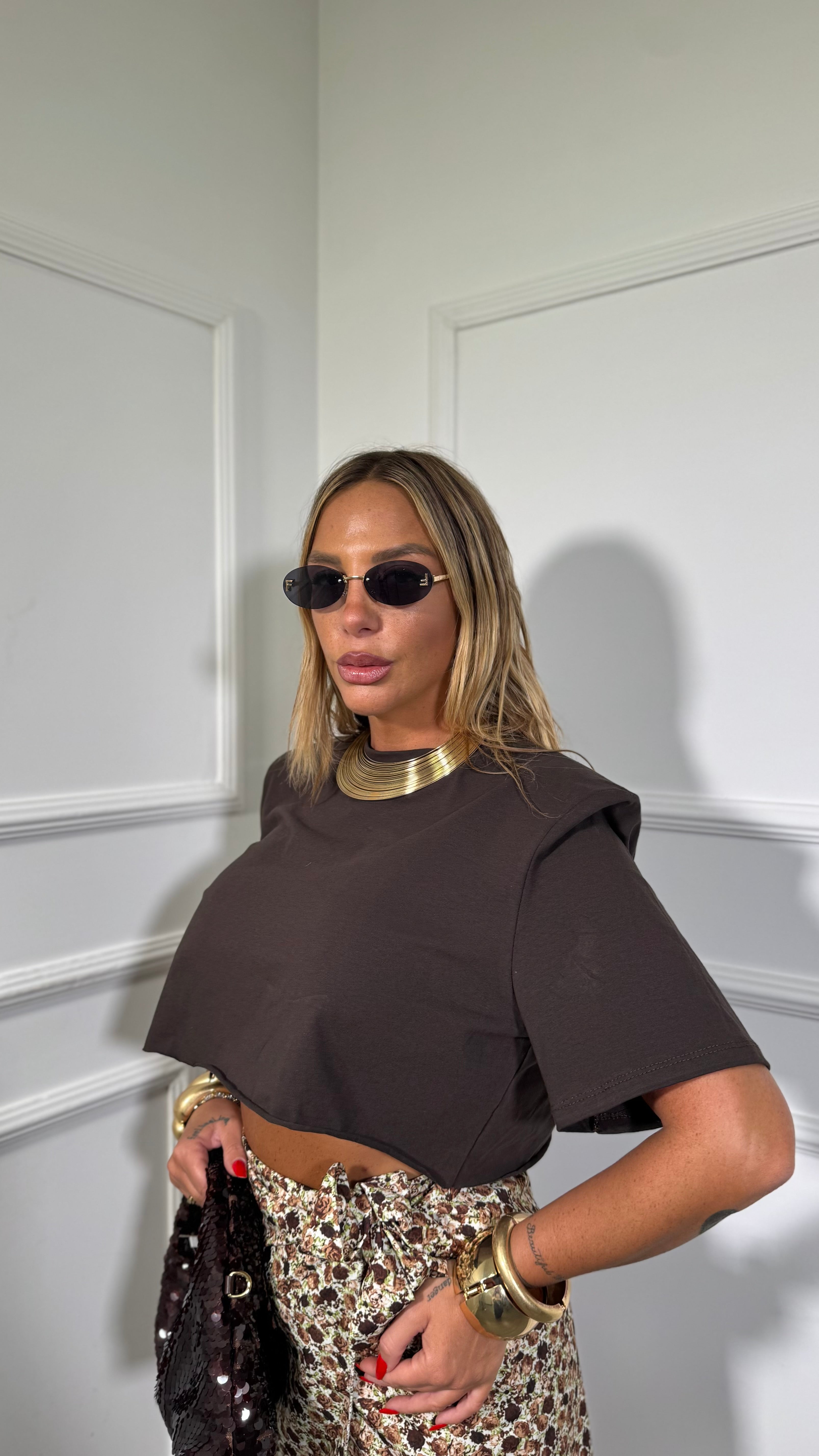 T-shirt crop in cotone con spalline Amelyn cioccolato