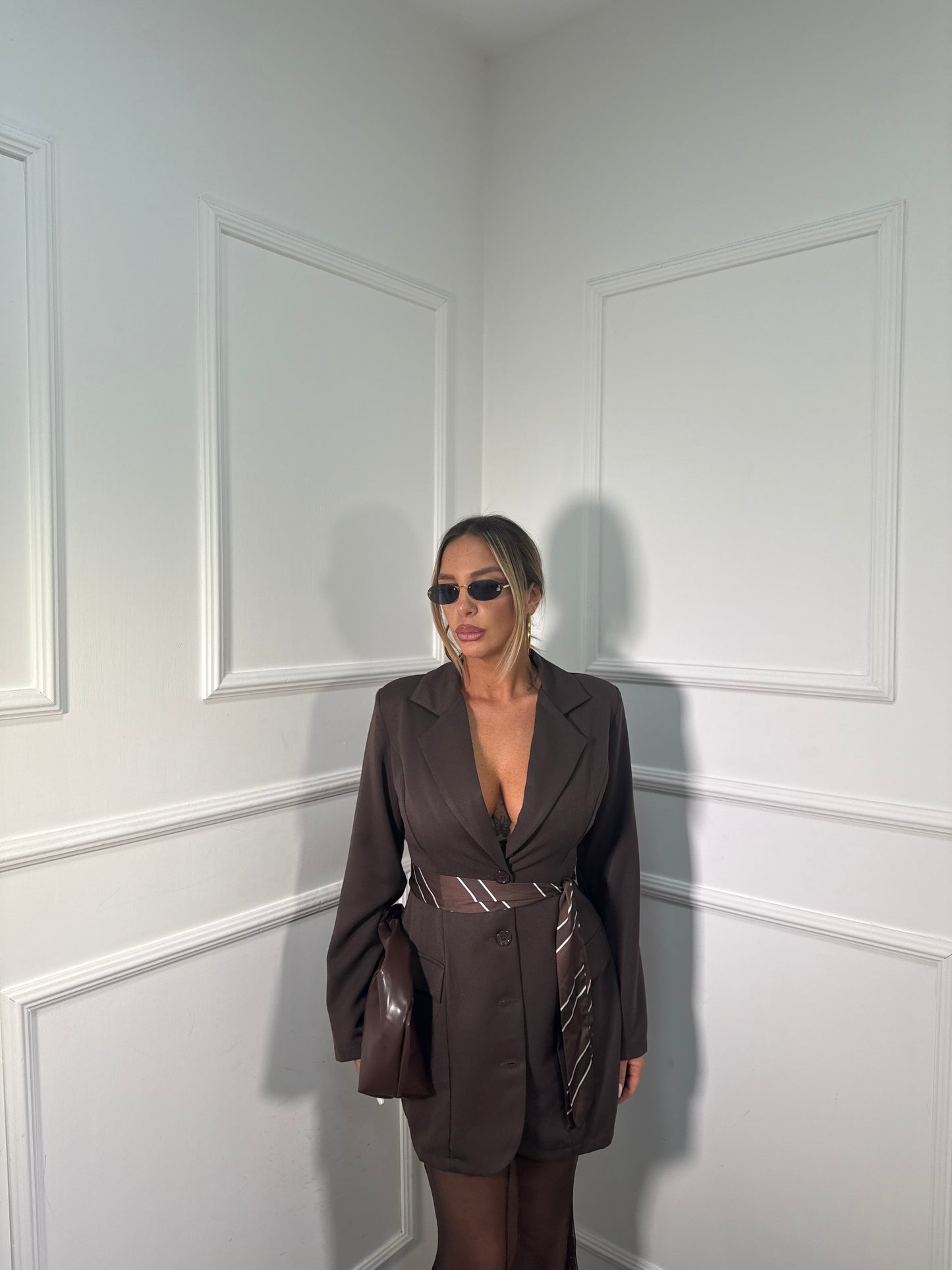 Abito giacca con spalline cioccolato 43243