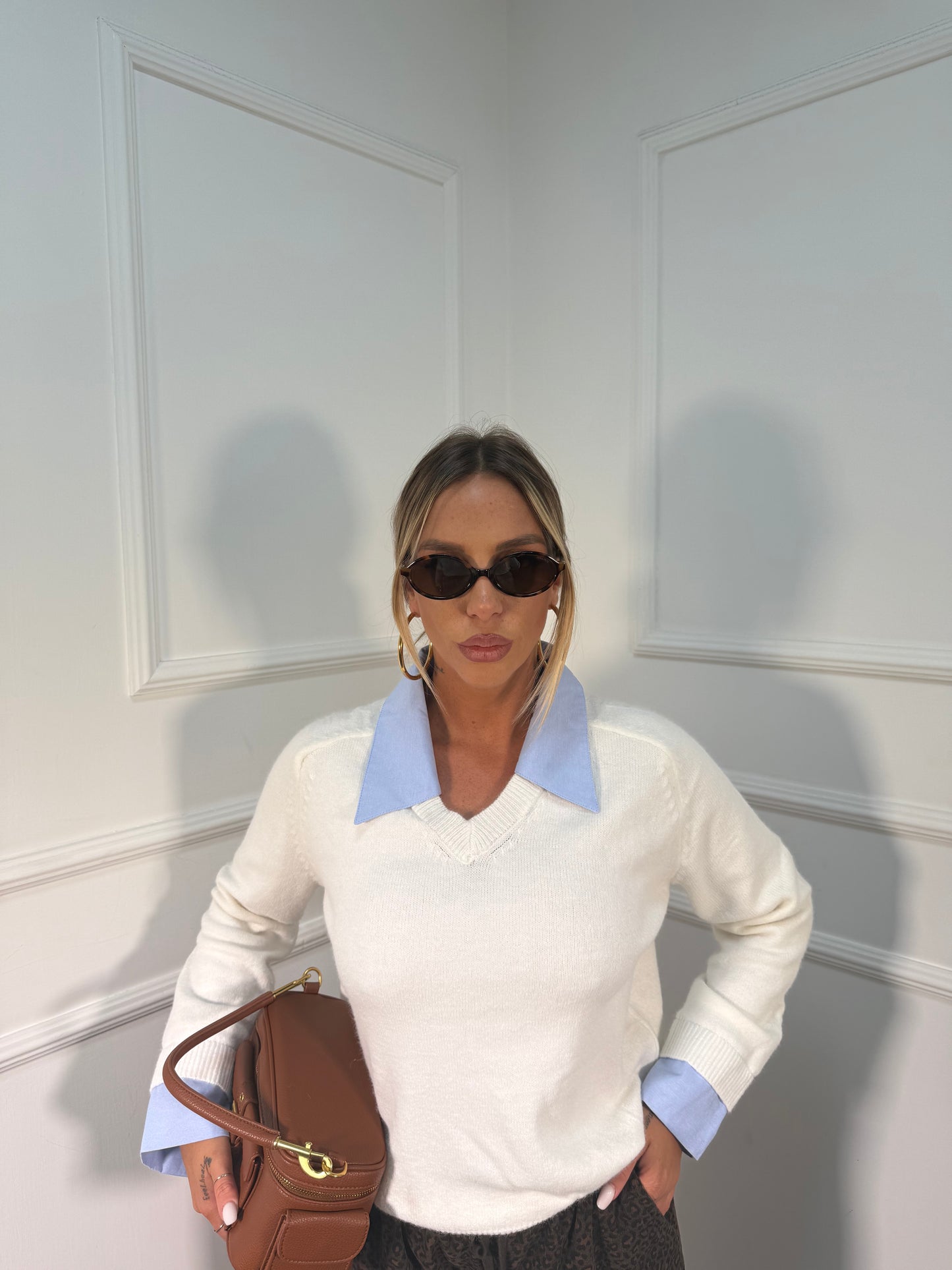 Maglioncino con collo camicia Monday bianco em515