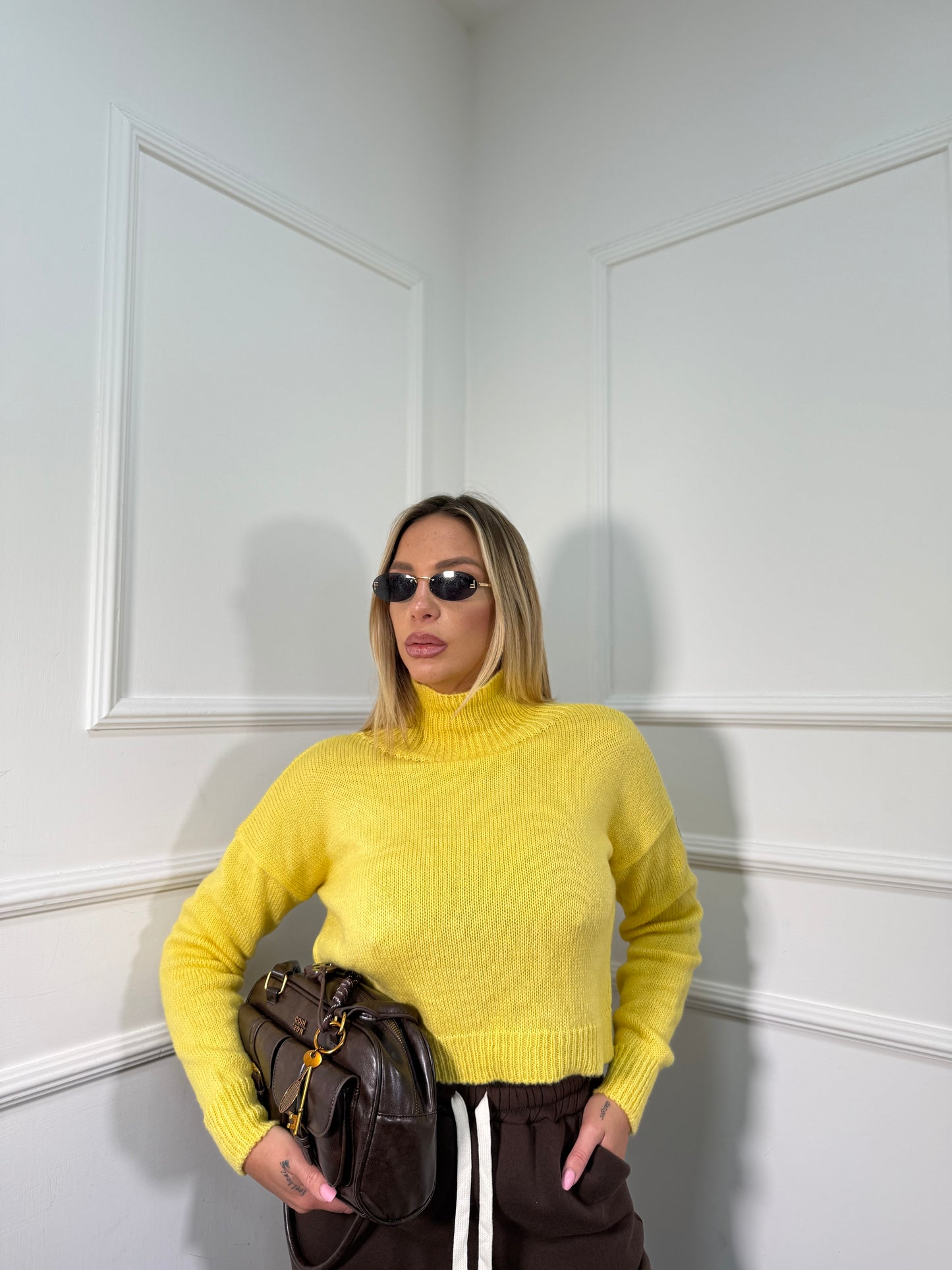 Pullover crop collo alto in maglia giallo 022469