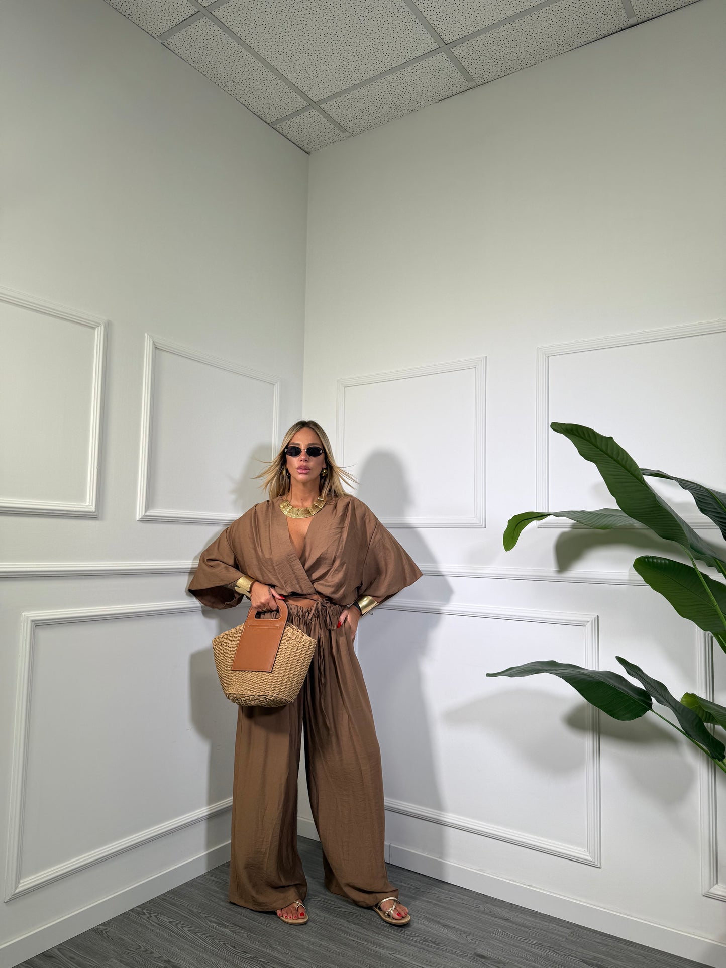Coordinato con blusa a portafoglio (Curvy) Zamira camel 335