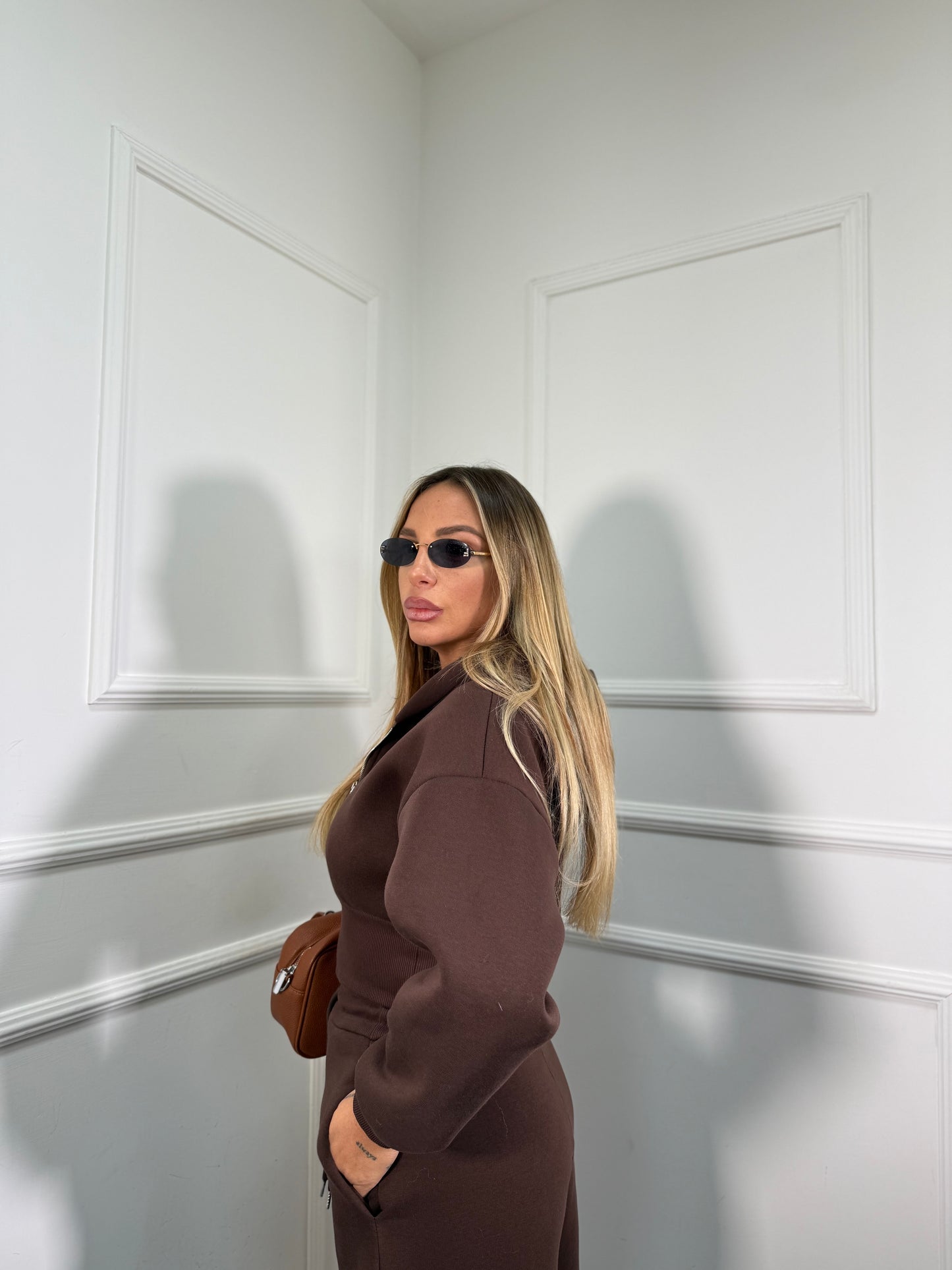 Coordinato in tuta con felpa crop Jeremy cioccolato 97065