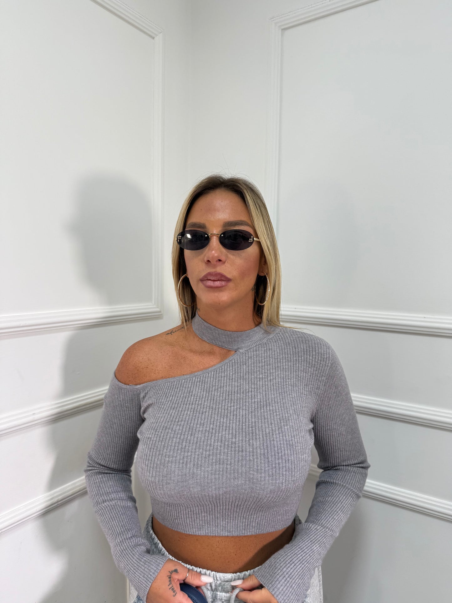 Maglioncino a costine scollo asimmetrico grigio zs3022