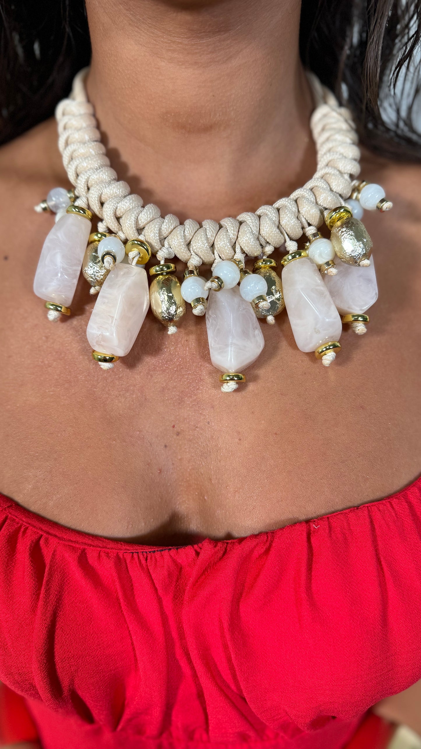 Collana girocollo intrecciata con pietre avorio