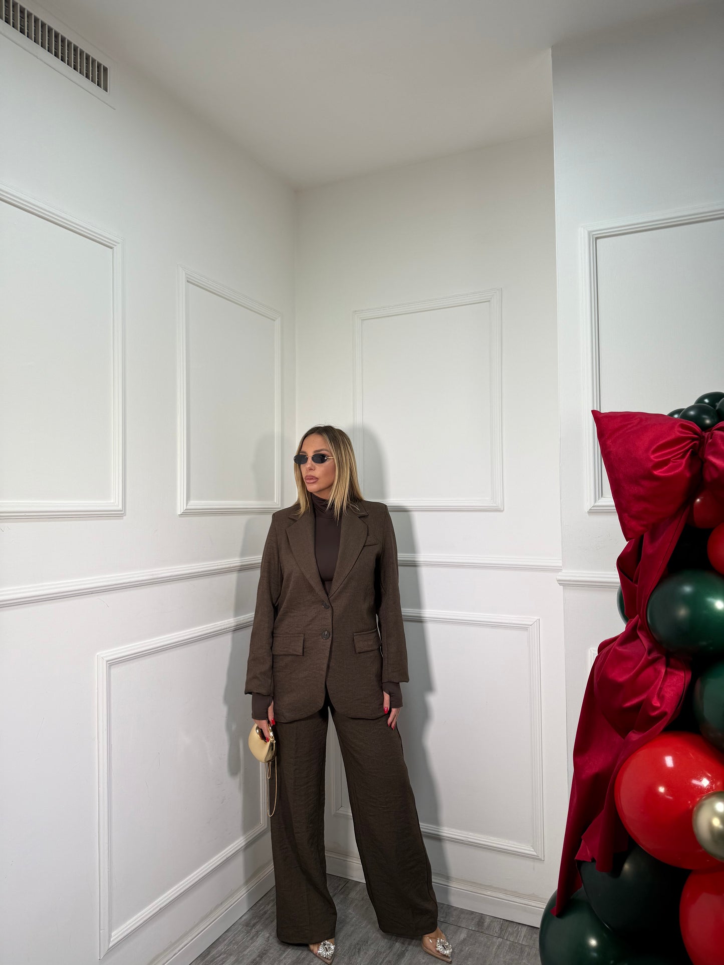 Tailleur con spalline Kendra cacao m10114