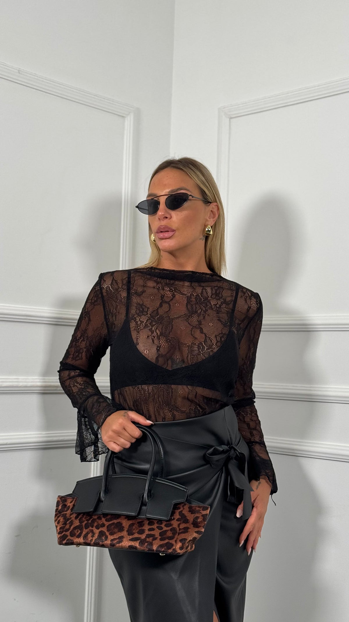 Shirt in pizzo manica a campana nero