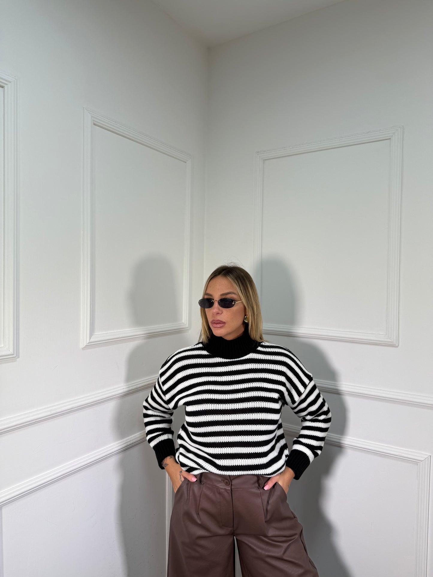 Pullover collo alto in maglia a righe nero/bianco 025842