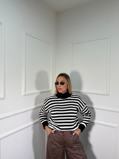 Pullover collo alto in maglia a righe nero/bianco 025842