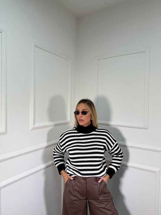 Pullover collo alto in maglia a righe nero/bianco 025842