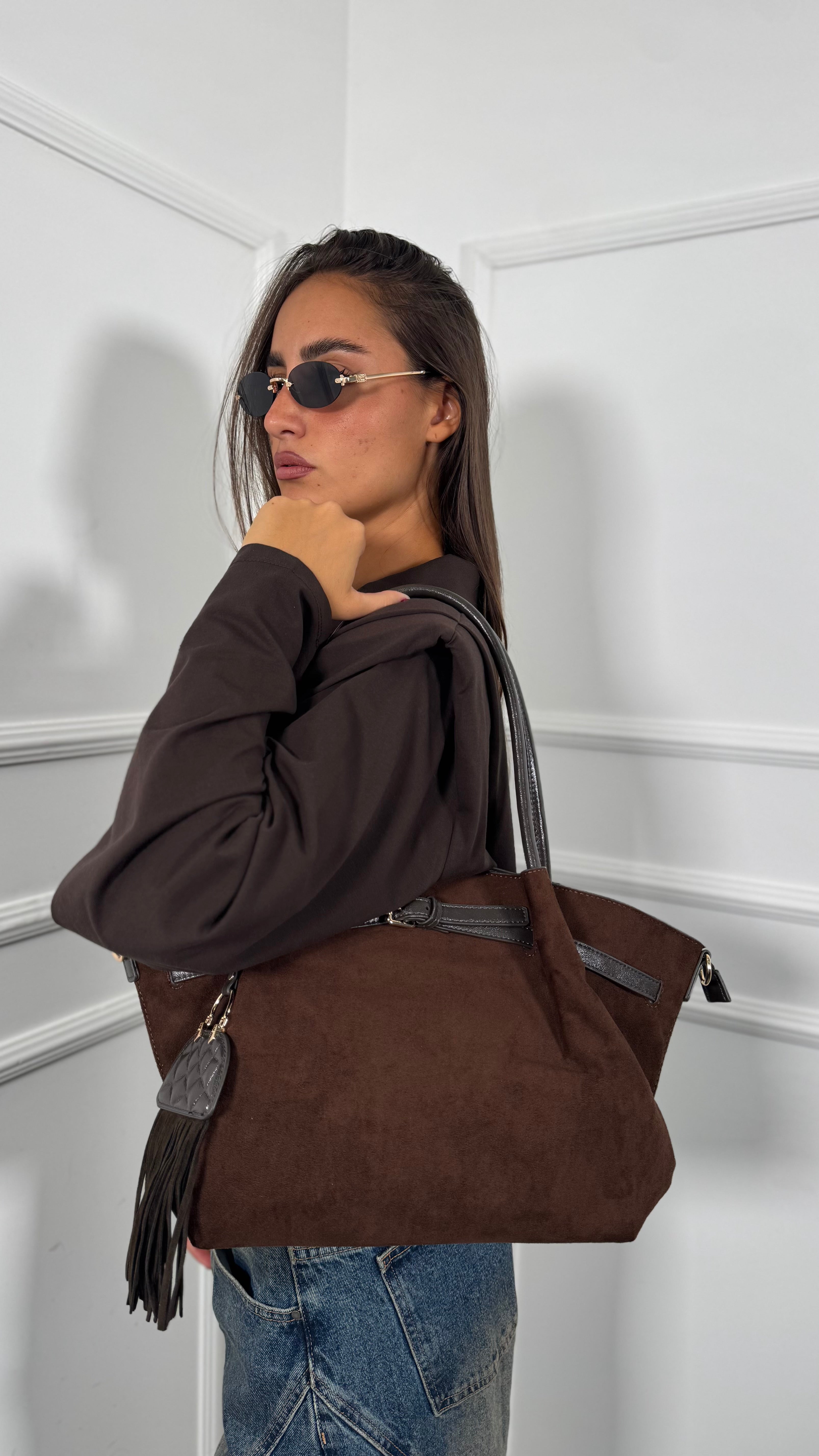 Borsa ecocamoscio con cinturino e charme marrone